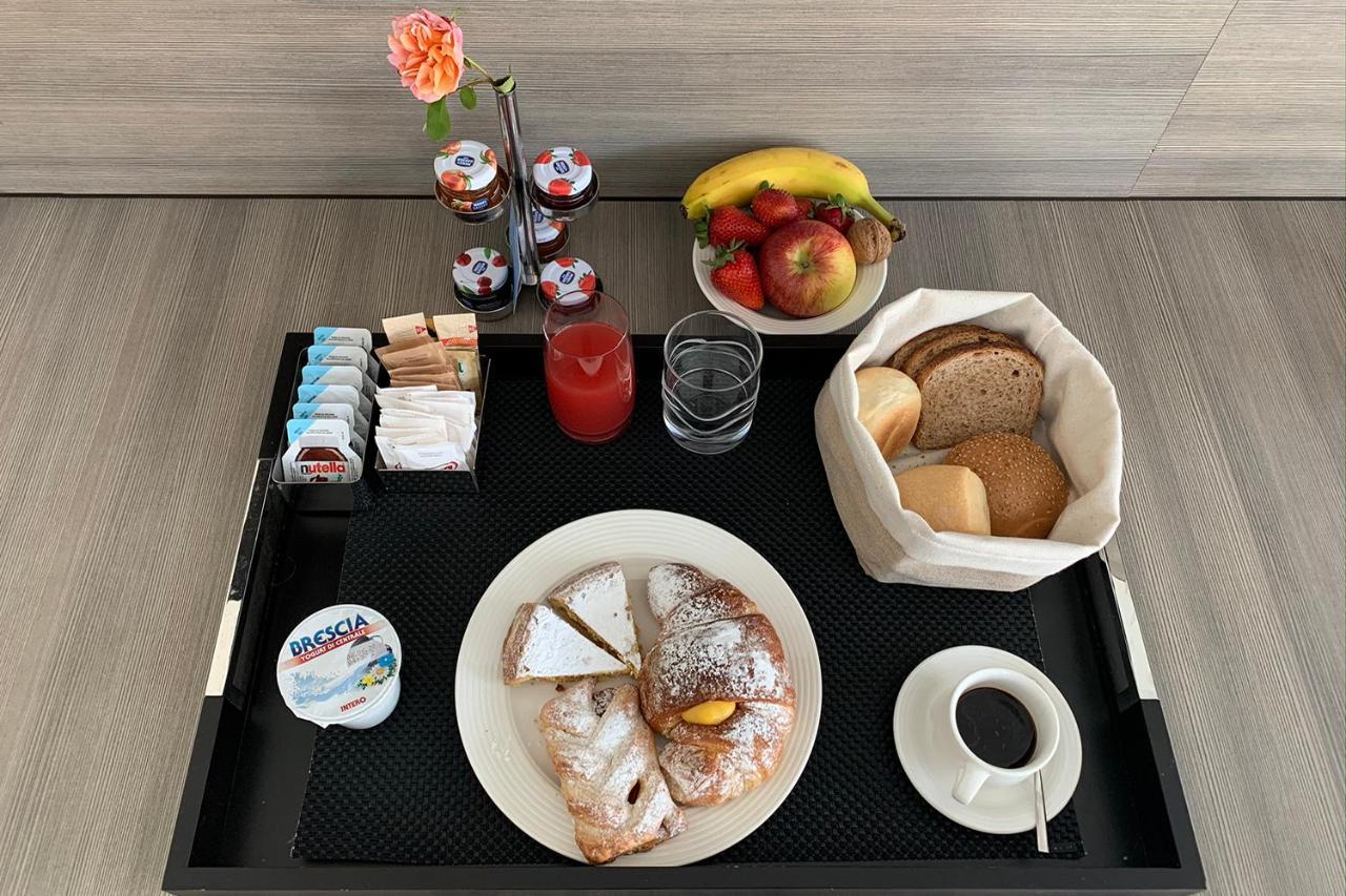 Viola Relais Hotel เดเซนซาโนเดลการ์ดา ภายนอก รูปภาพ