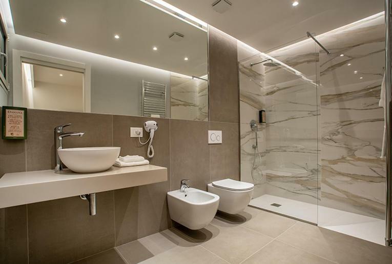 Viola Relais Hotel เดเซนซาโนเดลการ์ดา ภายนอก รูปภาพ